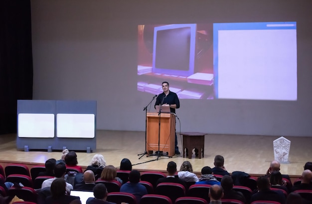 jovem empresário na sala de conferências de negócios com apresentações públicas Audiência na sala de reuniões Clube de Empreendedorismo