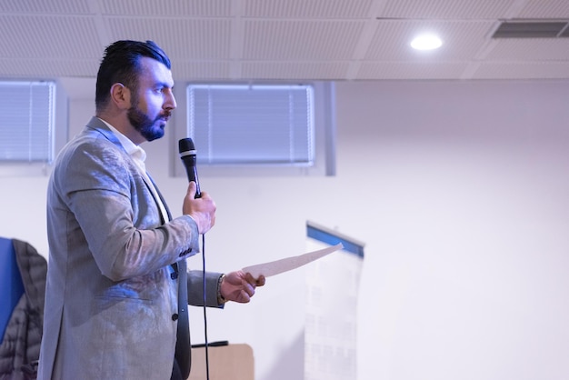 Foto jovem empresário na sala de conferências de negócios com apresentações públicas público na sala de conferências clube de empreendedorismo