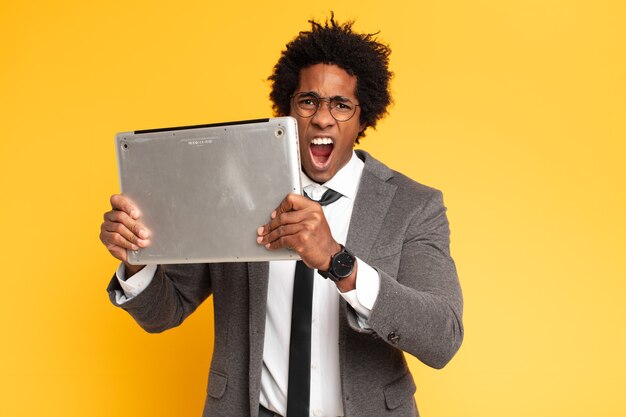 jovem empresário negro com um laptop