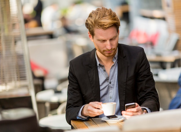 Jovem empresário no café