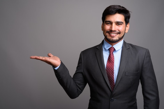 jovem empresário persa barbudo bonito