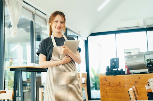 Jovem empresário que trabalha no café da cafeteria com um pedido