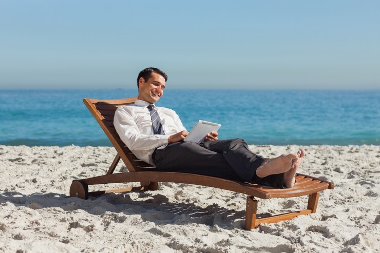 Foto jovem empresário relaxando em uma espreguiçadeira usando seu tablet