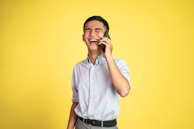 Jovem empresário rindo ao fazer uma ligação