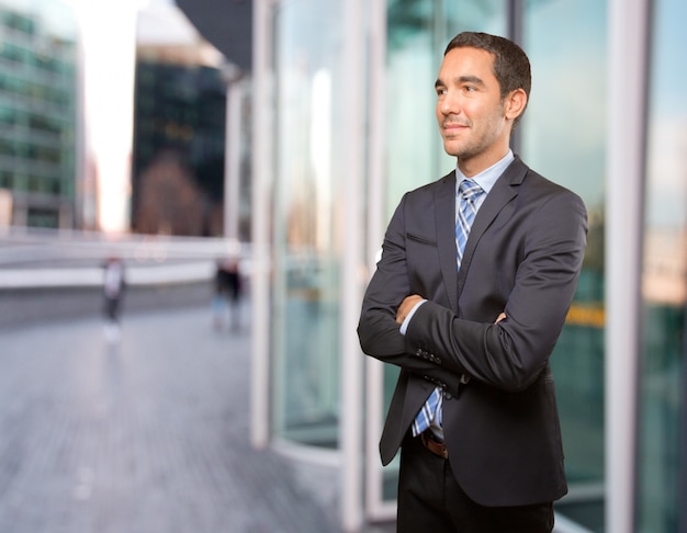 Jovem empresário satisfeito posando