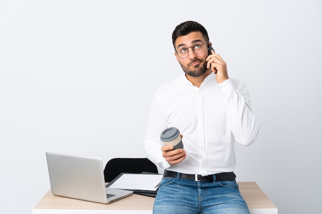 Jovem empresário segurando um telefone móvel