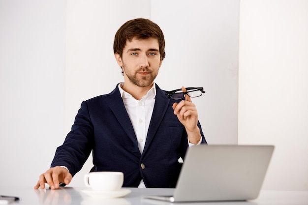 Jovem empresário sentado à mesa do escritório