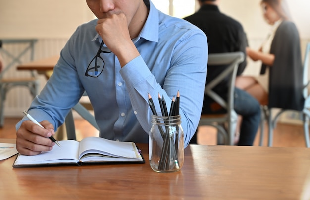 Jovem empresário sério no espaço de coworking