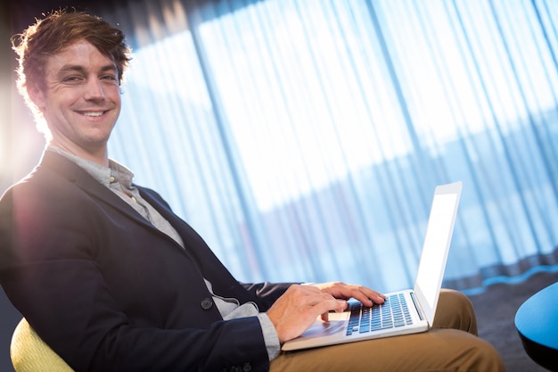 Jovem empresário sorrindo