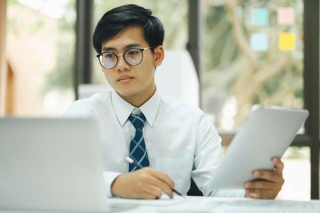 Jovem empresário trabalha usando laptop