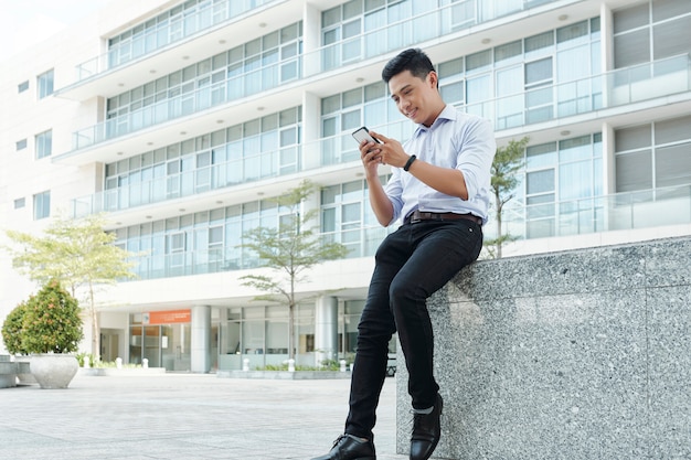 Jovem empresário verificando telefone