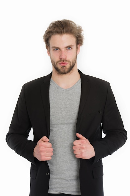 Jovem empresário vestindo camisa cinza e jaqueta preta isolada no fundo branco