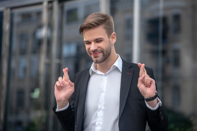 Foto jovem empresário vestindo terno