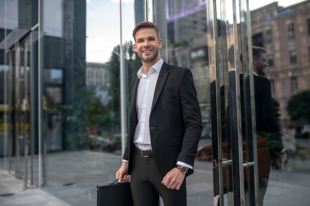 Jovem empresário vestindo terno