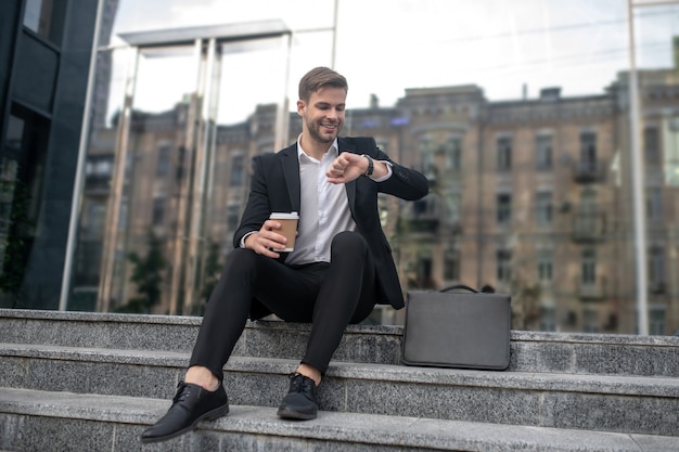 Jovem empresário vestindo terno