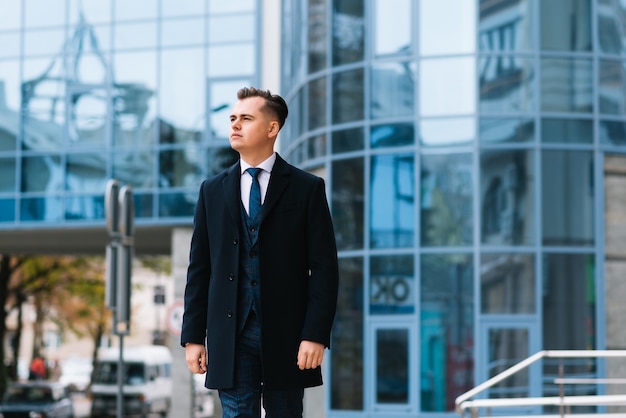 Jovem empresário, vestindo um elegante terno clássico