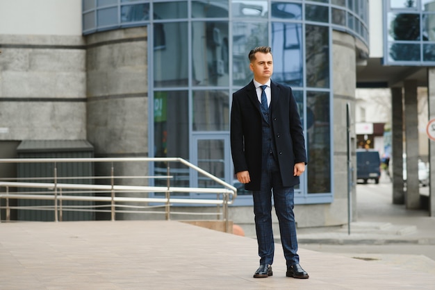 Jovem empresário, vestindo um elegante terno clássico