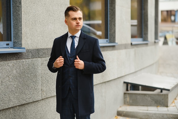 Jovem empresário, vestindo um elegante terno clássico