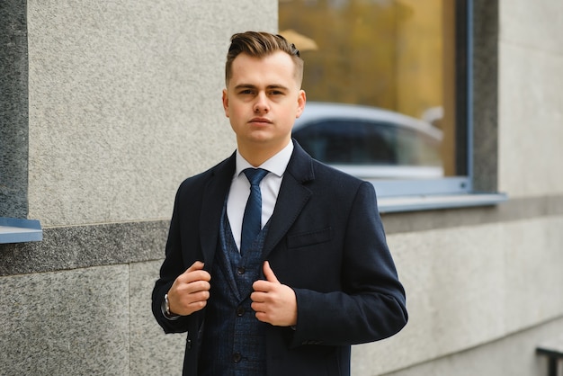 Jovem empresário, vestindo um elegante terno clássico