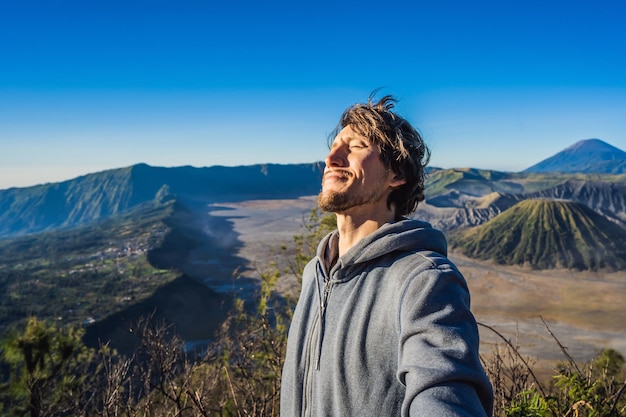 Jovem encontra o nascer do sol no parque nacional bromo tengger semeru na ilha java indonésia