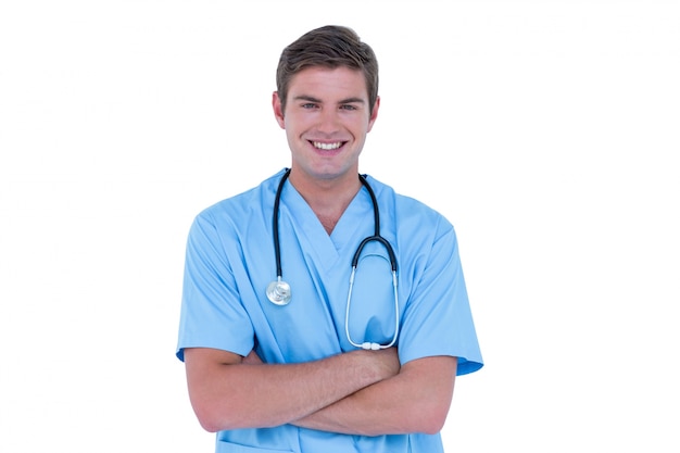 Jovem enfermeira em túnica azul com os braços cruzados