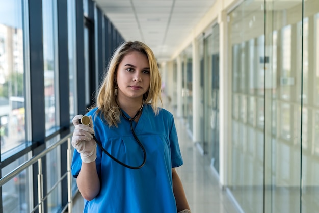 Jovem enfermeira estagiária na clínica. Médico de uniforme com estetoscópio