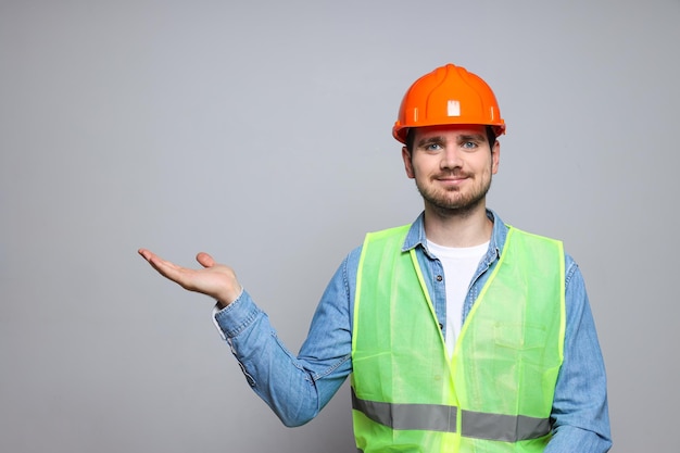 Jovem engenheiro civil com chapéu de segurança