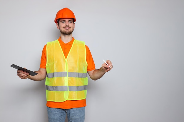 Jovem engenheiro civil com chapéu de segurança