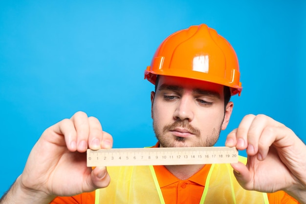 Jovem engenheiro civil com chapéu de segurança