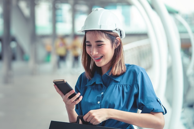 Jovem engenheiro mulher está usando móveis em uma cidade moderna