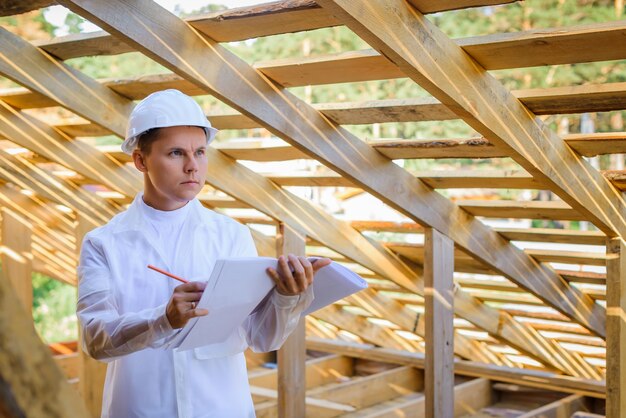 Jovem engenheiro olhando para uma construção