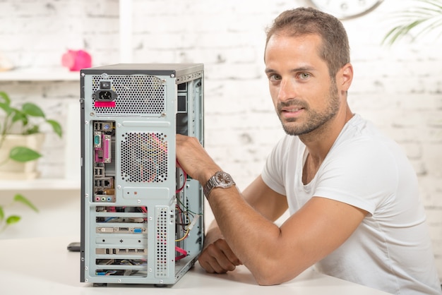 Foto jovem engenheiro reparou um computador