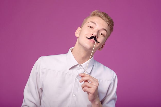 jovem engraçado com bigode de papel