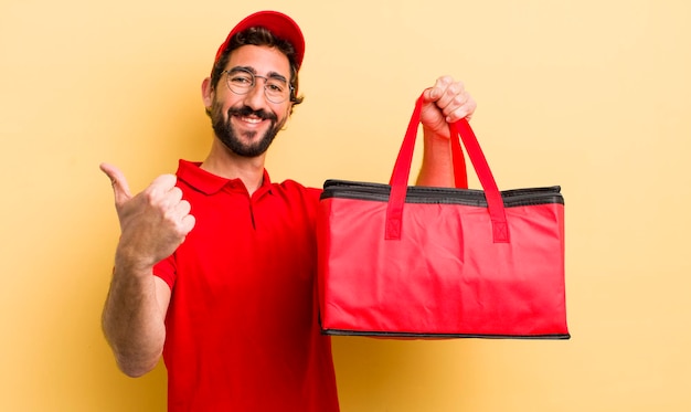 Jovem entrega o conceito de fast food para viagem