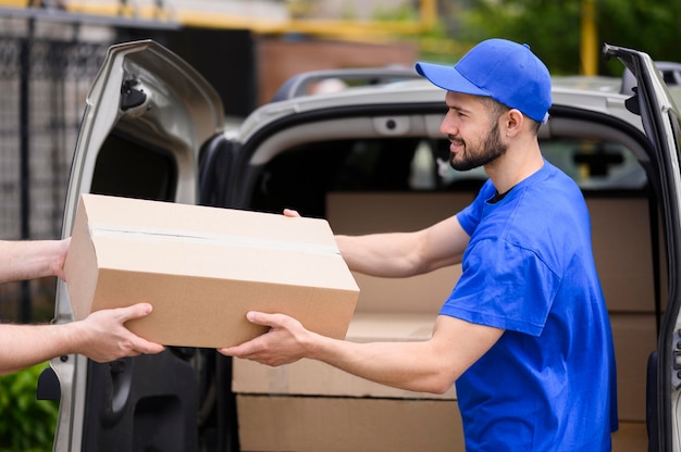 Jovem entregador dando parcela ao cliente