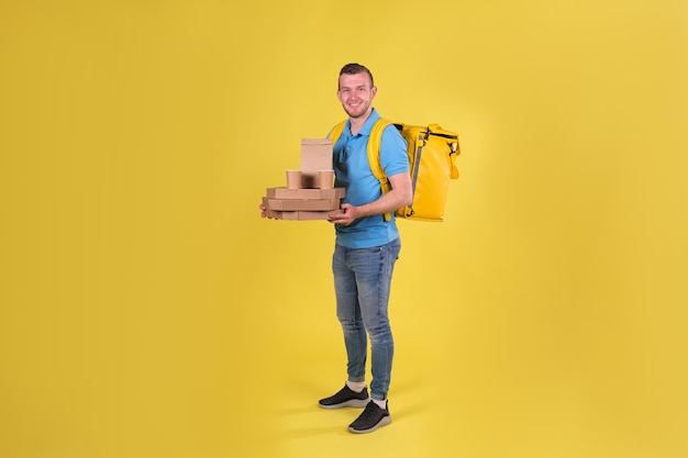 Foto jovem entregador de comida de camiseta azul