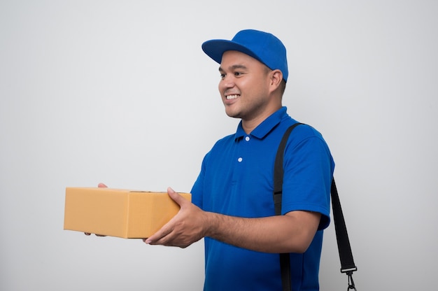 Jovem entregador de uniforme azul