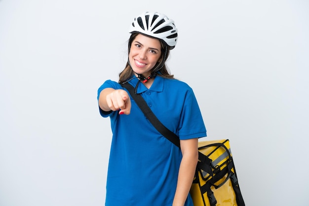 Jovem entregadora com mochila térmica isolada no fundo branco aponta o dedo para você com uma expressão confiante