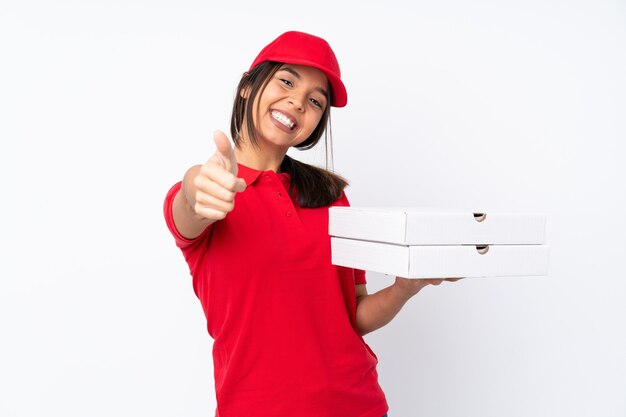 Foto jovem entregadora de pizza em um fundo branco isolado com polegares para cima porque algo bom aconteceu