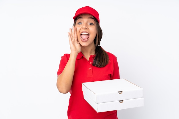Jovem entregadora de pizza em um fundo branco isolado gritando com a boca bem aberta