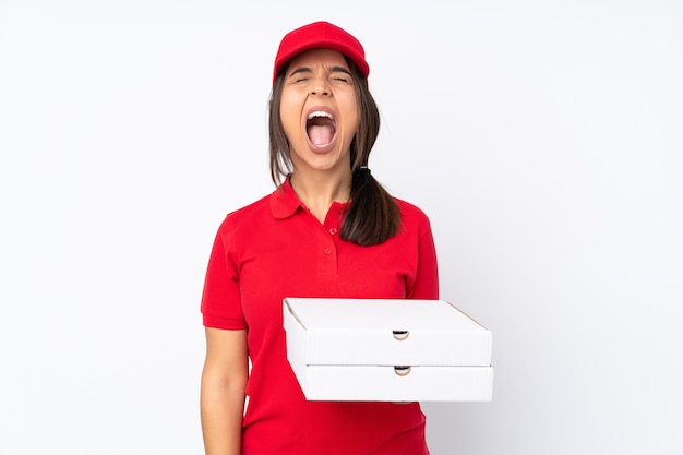 Jovem entregadora de pizza em um fundo branco isolado gritando para a frente com a boca bem aberta