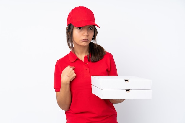 Jovem entregadora de pizza sobre fundo branco isolado apontando para si mesma