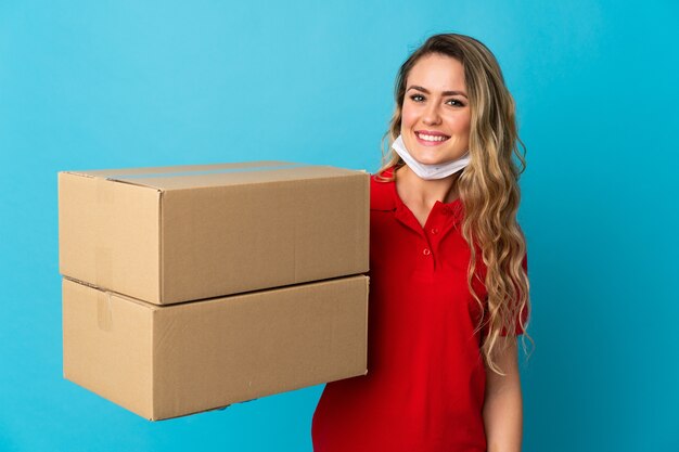 Jovem entregadora isolada sorrindo muito