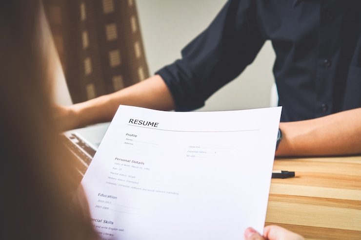 Foto jovem envia currículo para o empregador para rever o pedido de emprego. o conceito apresenta a capacidade de a empresa concordar com a posição do trabalho.