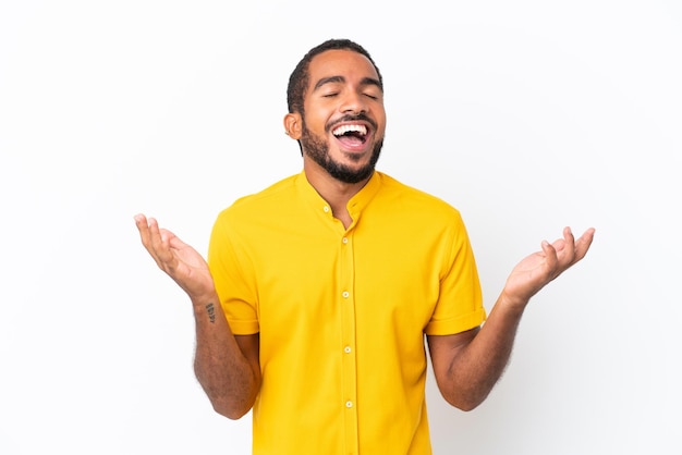 Jovem equatoriano isolado no fundo branco sorrindo muito