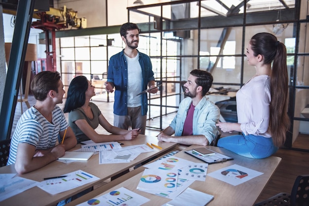 Foto jovem equipa de empresários a trabalhar