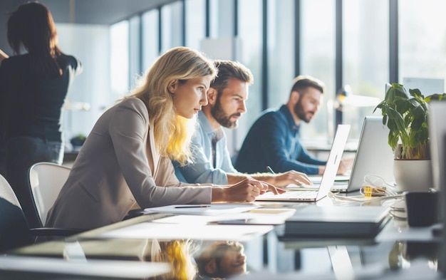 Jovem Equipa Empresarial Colaborando em Espaço de Trabalho Criativo