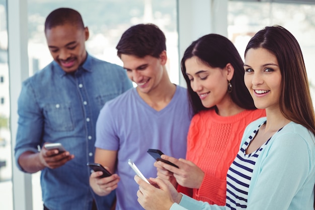 Jovem equipe criativa olhando telefones