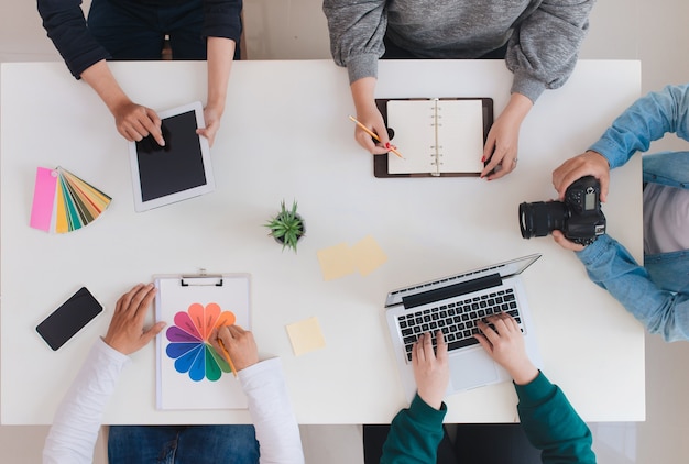 Jovem equipe criativa tendo uma reunião no escritório criativo - conceitos de trabalho em equipe.