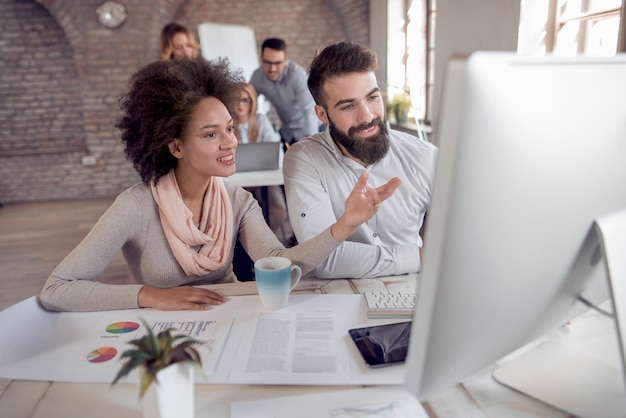 Jovem equipe de colegas de trabalho trabalha no escritório